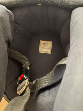 Casco de moto negro con visera