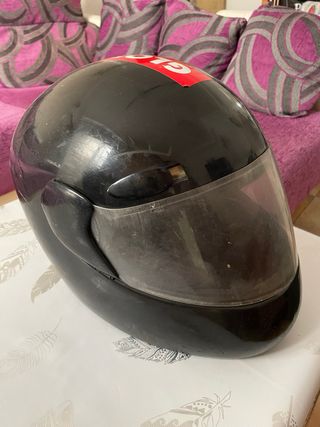 Casco de moto negro con visera
