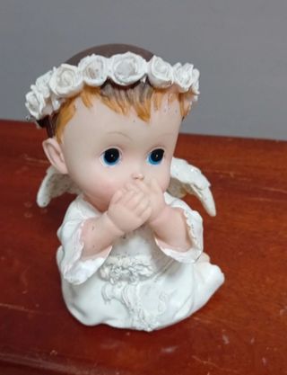 Angelo decorativo con corona di fiori