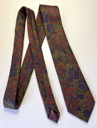 Corbata azul y dorada con flores rojas