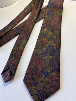 Corbata azul y dorada con flores rojas