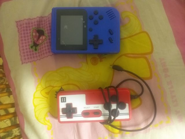 Consola portátil azul y mando rojo(sin  batería).