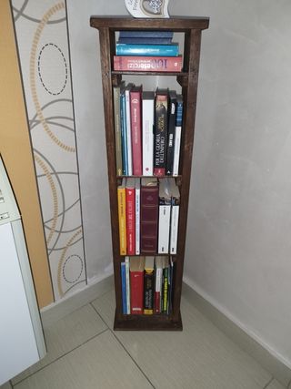 Libreria a colonna in legno marrone