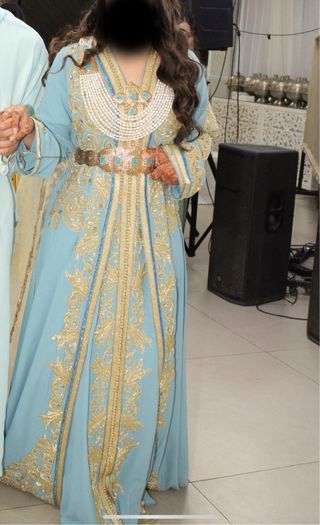 Traje de boda azul y dorado de dos piezas