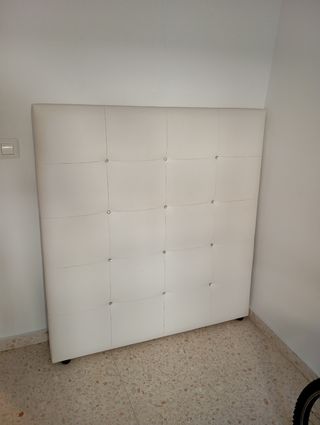 Cabecero de piel blanco capitoné para cama de 90