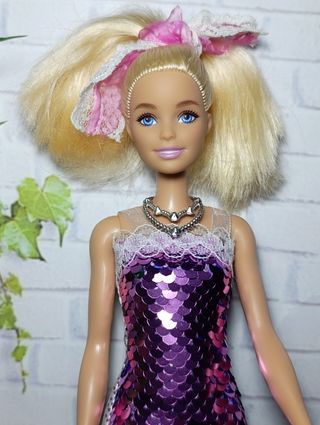 Barbie con Vestido Morado Brillante