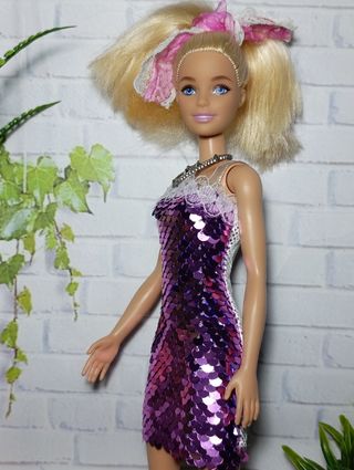 Barbie con Vestido Morado Brillante