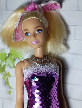Barbie con Vestido Morado Brillante