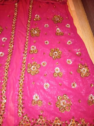 Conjunto rosa y dorado bordado