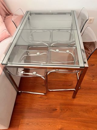 Mesa de cristal y metal con 4 sillas