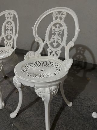 Mesa, 3 Sillas y farola de Aluminio Fundido Blanca