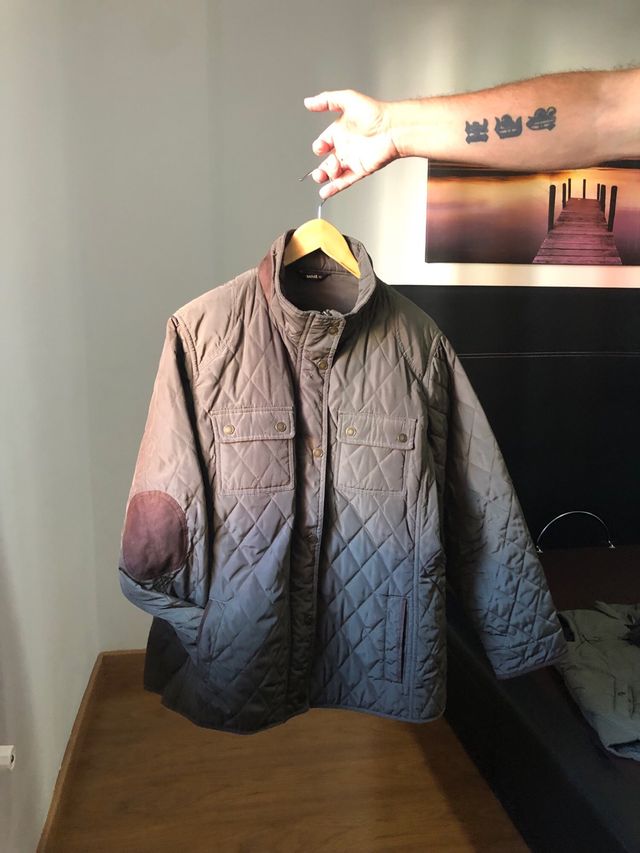 Abrigo acolchado verde militar con coderas