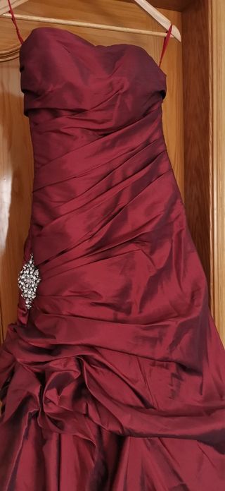 Vestido de fiesta burdeos con pedrería