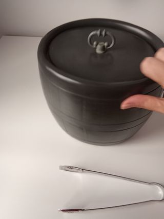 Cubitera de hielo vintage con pinzas