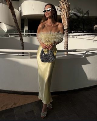 Vestido satinado plumas