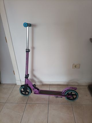 Patinete morado con ruedas verdes