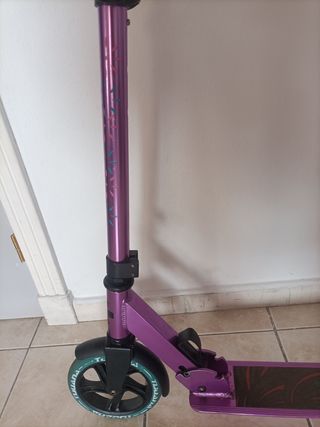 Patinete morado con ruedas verdes
