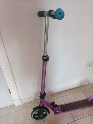 Patinete morado con ruedas verdes