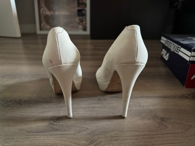 Zapatos de tacón blancos