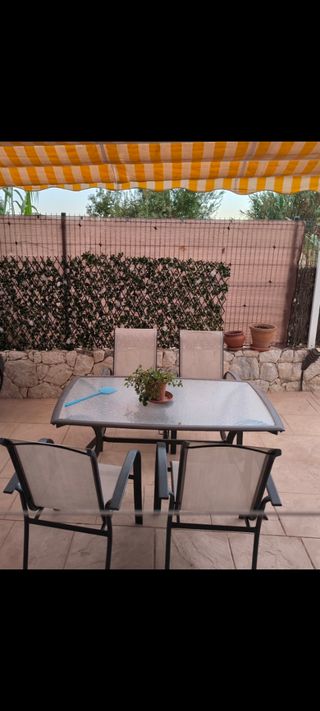 Mesa y 4 Sillas de Jardín (6 de regalo)