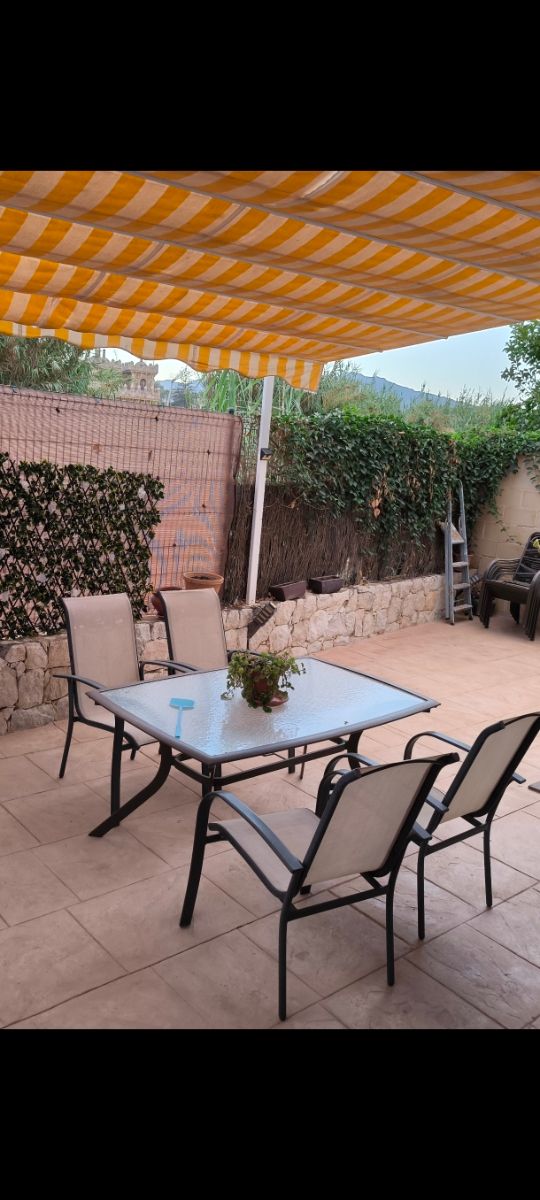 Mesa y 4 Sillas de Jardín (6 de regalo)