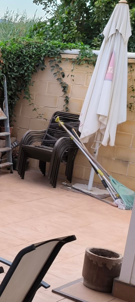 Mesa y 4 Sillas de Jardín (6 de regalo)