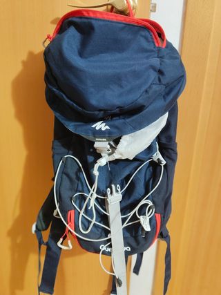 Mochila Quechua 20L azul y roja