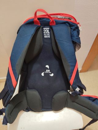 Mochila Quechua 20L azul y roja