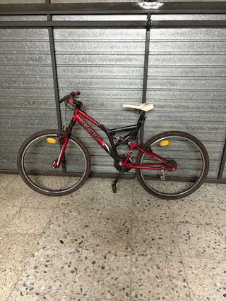 Bicicleta de montaña Decathlon roja