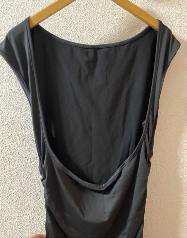 Vestido negro con espalda al aire