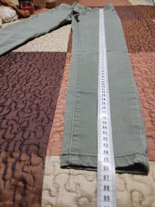 Pantalón vaquero verde.