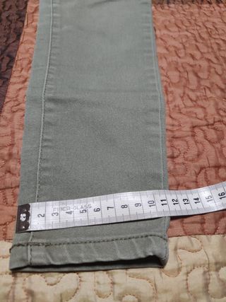 Pantalón vaquero verde.