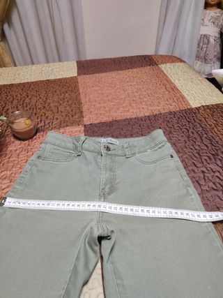 Pantalón vaquero verde.