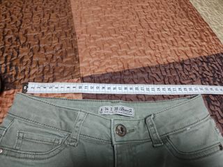 Pantalón vaquero verde.