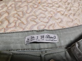 Pantalón vaquero verde.