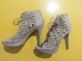 Zapatos de tacón nuevos y elegantes