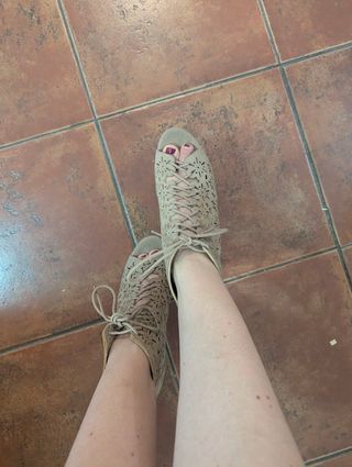 Zapatos de tacón nuevos y elegantes