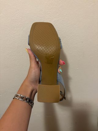 Sandalias azules de tacón con tira