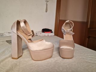 Zapatos de tacón beige y negros venta en persona 