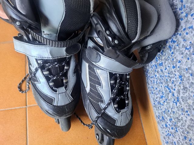 Patines en línea negros y plateados talla 40