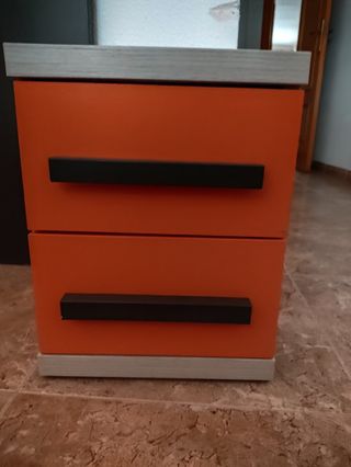 Habitación juvenil marrón y naranja