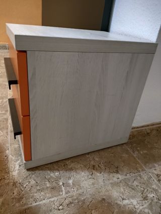 Habitación juvenil marrón y naranja