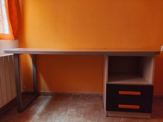 Habitación juvenil marrón y naranja