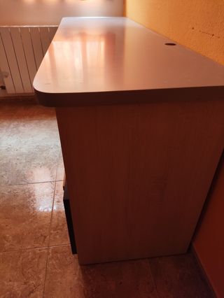 Habitación juvenil marrón y naranja