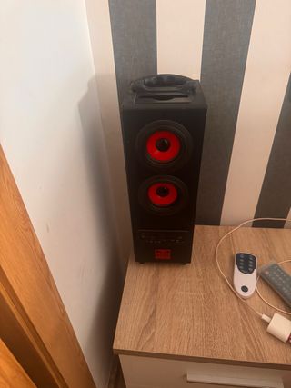 Torre de Sonido Negra y Roja