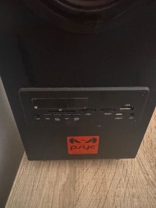 Torre de Sonido Negra y Roja