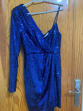 Vestido de fiesta azul con lentejuelas.