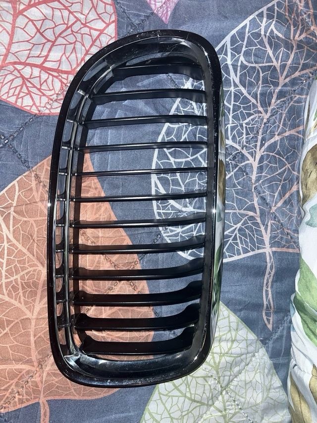 Parilla Delantera BMW E90 Cromada