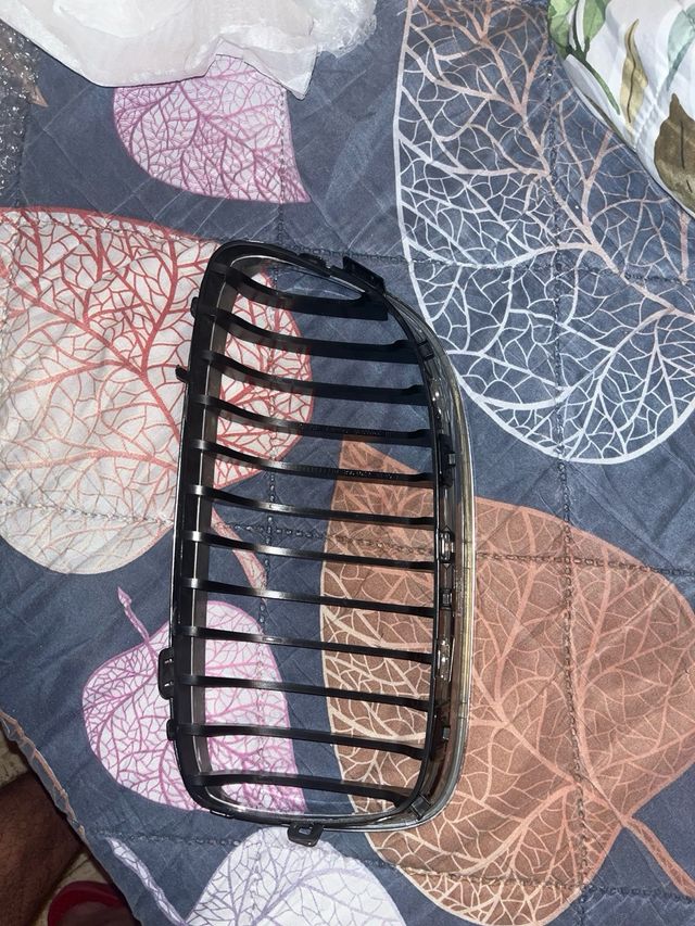 Parilla Delantera BMW E90 Cromada