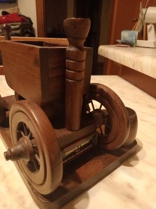 Carrozza a vapore vintage in legno